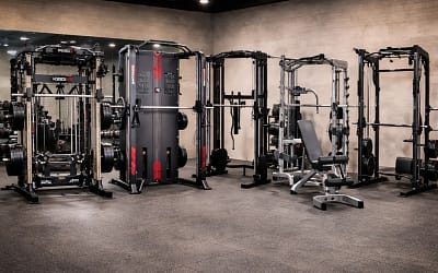 Comparatif Smith machines : 5 modèles pour un home gym efficace